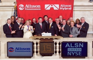 앨리슨 트랜스미션 임원진들이 3월 15일 뉴욕증권거래소에서 자사의 IPO(기업공개)를 축하