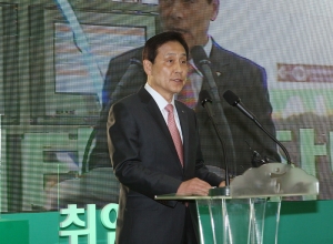 26일 열린 하나금융그룹 김정태 회장의 취임식에서 인사말을 하고 있는 김정태 회장의 모습.