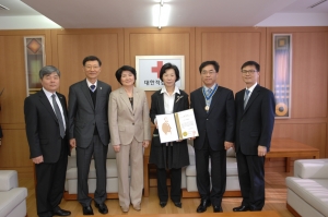 (왼쪽부터) 대한적십자사 신창우 재원조성본부장, 대한적십자사 김용현 사무총장, 대한적십자사