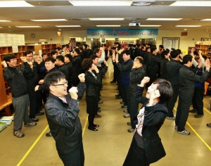 30일 오전, 서울중앙우체국 집배원들이 고객만족 교육시간에 서로 박수를 치며 환호하고 있다