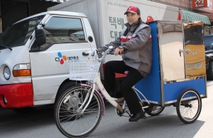 CJ대한통운(대표 이현우)은 전동 자전거를 이용하는 그린택배 사업을 시작한다고 3일 밝혔다