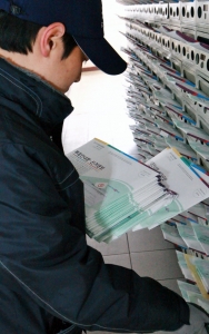 3일, 4.11 총선 투표안내문과 선거공보 배달이 시작됐다. 서울중앙우체국 집배원이 남산타