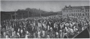 1919년 3월 1일, 시청 앞에 모인 군중들(3·1 운동 당시 스코필드 박사가 찍은 사진