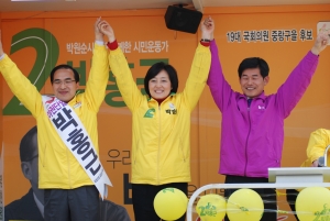 9일 정오 중랑을 우림시장을 찾은 박영선위원장과 박홍근 후보가 승리의 만세를 하고있다.