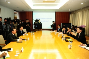 포스코센터 현장을 방문한 홍석우 지식경제부 장관이 '포스코형 성과공유제'