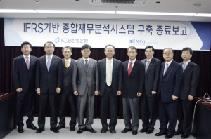 (좌로부터) 장천기 산업은행 팀장, 박민현 산업은행 IT센터장, 최동규 산업은행 심사1부장
