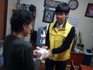 어르신댁에 방문하여 도시락을 배달하고, 안부를 여쭙는 아름지킴이 봉사단