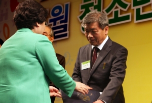 5월 2일 백범김구기념관 컨벤션홀에서 열린 2012년 청소년의 달 기념식에서 김정배 국립평