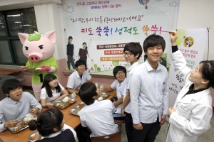14일, 한돈자조금관리위원회(이병모 위원장)는 농협중앙회(남성우 축산경제대표)와 함께 서울