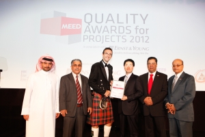 삼성엔지니어링 UAE 영업지점장인 이승찬 수석(왼쪽에서 네번째)이 상을 수상한 뒤 MEED
