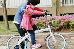 2012 해피홈런_소아암 어린이 체력증진 지원사업에 선정된 환아가 지원받은 자전거를 타보고