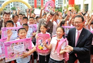 아시아나항공이 1일 중국 산둥성 웨이하이시 반월만소학교와 1지점1교 자매결연을 맺었다. 반