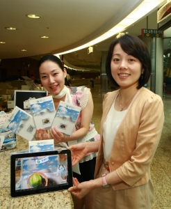 서울지방우정청 여직원들이 태블릿PC로 입체영상을 보여주고 있다.