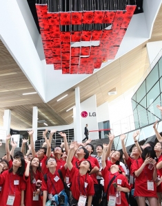 9일 여수엑스포 방문한  과학인재과정 학생들이 LG관에서 LG의 첨단 디스플레이 기술을 활