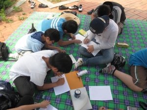 작년 오산시 종합예술제 참가자들이 열심히 원고지에 시,산문을 쓰고 있는 모습.
