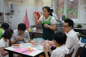 아동에게 오늘의 요리활동에 대해 설명하는 풀무원 로하스 봉사단