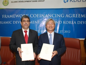 (오른쪽부터) KDB산업은행 김원일 부행장, Dr. Abdulaziz Bin Mohamed