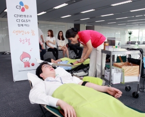 CJ대한통운(대표 이현우)은 CJ GLS와 함께 전 임직원이 참여하는 ‘생명나눔 헌혈 캠페