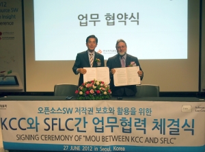 (왼쪽부터)한국저작권위원회 유병한 위원장과 Software Freedom Law Cente