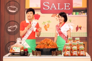 개그맨 문천식씨가 GS샵 대표 프로그램 '총각네'에서 김치 판매 방송을 