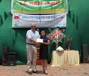 2012년 7월 10일 베트남 빙푹성 협리초등학교 우물헌정식에서 루이 테일러(Louis T