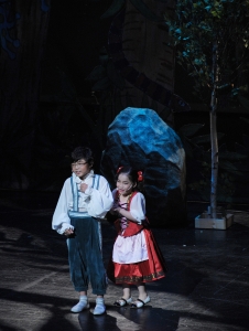지난해 [어린이 오페라교실 2기] 수료생들이 대구오페라하우스 무대에서 공연을 하는 모습