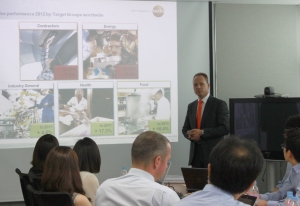 테스토 독일 본사의 마틴 빈크레 최고 경영자가 2012년 한국지사의 경영 전략을 발표하고 