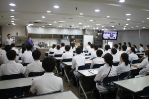 스타셰프 레이먼킴이 한국외식조리전문학교에서 특강을 진행하고 있다.