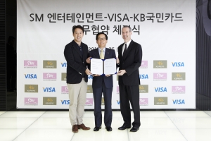 최기의 KB국민카드 사장(오른쪽 두번쨰), 김영민 SM엔터테인먼트 사장(오른쪽 세번째), 