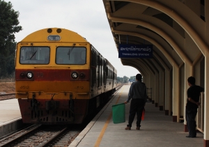 태국 북동부 농카이와 라오스 비엔티안을 잇는 타나랭역에 열차가 들어오고 있다.