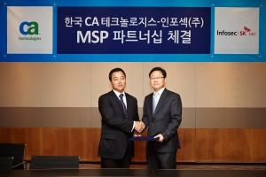 한국 CA 테크놀로지스 마이클 최 사장(왼쪽)이 인포섹 신수정 대표와 CA 고급 인증 클라