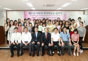 베트남 이민자 한국어교실 입학식 단체 사진
앞줄 왼쪽 세번째부터 최범진 금호타이어 기업문화