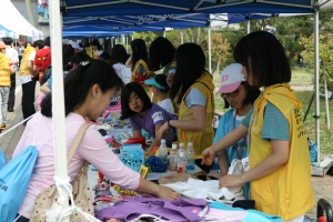 지난 5월 시범교육에 참가한 학생들이 벼룩시장에서 판매 기부 활동을 하고 있는 모습