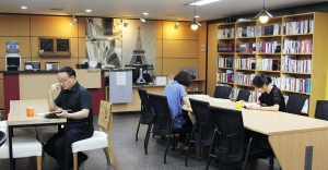 대한주택보증 본사 6층에 위치한 북카페에서 직원들이 커피를 마시며 독서하고 있다.