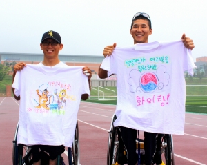 삼성카드는 임직원 자녀들이 직접 만든 응원티셔츠 200여장을 런던 장애인 대한민국 대표 선