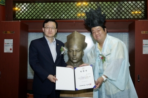 개그맨 유민상 씨(오른쪽)는 홍석우 지식경제부 장관(왼쪽)으로부터 임명장을 받은 후 기념촬