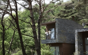 드라마 으로 유명한 리솜포레스트는 충북 박달재 인근의 주론산 자락에 위치한 포레스트형 리조