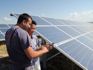 LG CNS 직원과 현지 시스템 운영자가 모바일을 통해 태양광 발전량을 실시간으로 모니터링