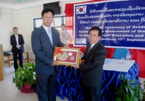코이카 라오스사무소 권영의 소장이 라오스 판캄 교육부장관에게 교과서를 기증하고 있다.