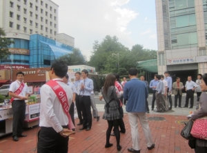 사무용품 글로벌 기업 오피스디포가 지난 19일 서울 광화문 지역에서 직장인 응원 로드쇼를 