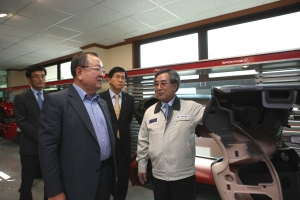 9월 24일 강만수 KDB금융그룹 회장이 광주 하남산업단지 소재 (주)캠스를 방문하고 공장