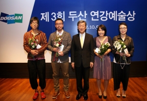 박용현 두산그룹 연강재단 이사장(가운데)이 5일, 서울 종로 5가 두산아트센터에서 