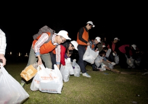 6일 저녁 서울세계불꽃축제가 끝난 후 100만여 인파가 빠져나간 한강공원에서 한화임직원 5