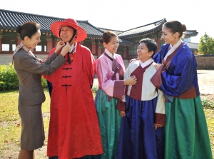 18일 서울 경복궁에서 아시아나 외국인 승무원과 가족들이 한국 전통문화 체험행사를 가지고 