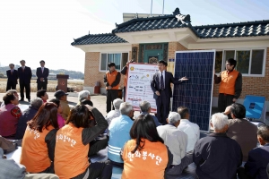 한화 직원이 마을 주민들에게 태양광 에너지설비에 대해 설명을 진행하고 있다.