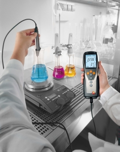 실험실 및 연구실 등 정밀도가 요구되는 분야를 위한 고정밀 온도측정기 testo 735