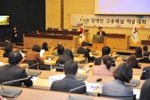 11월 2일 대한상공회의소에서 개최된 제4회 장애인고용패널 학술대회에서 인사말 하는 한국장