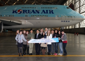 대한항공이 한국문화에 관심을 갖고 있는 러시아 젊은이들을 한국으로 초청해 한국의 전통 춤,