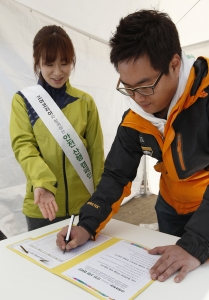 고어코리아는 12월 22일까지 총 8회에 걸쳐 북한산 등산객을 대상으로 안전산행 캠페인을 