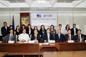 필리핀 DBP 업무협약식 사진 : (좌로부터) KDB산업은행 싱가폴 PF데스크장 송인원, 